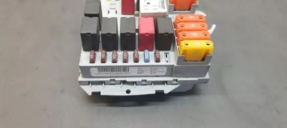 Fiat Croma Relay mounting block 51804118