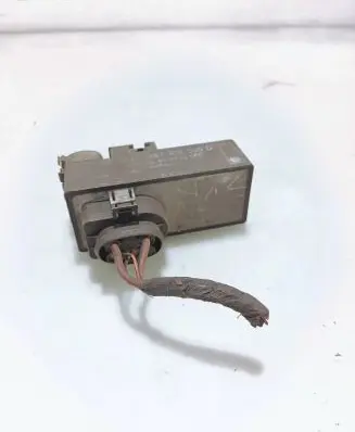 Volkswagen PASSAT B4 Coolant fan relay 357919506D 898722000