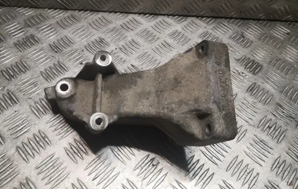 Mercedes-Benz C W203 Engine mounting bracket 6112230704 A6112230704