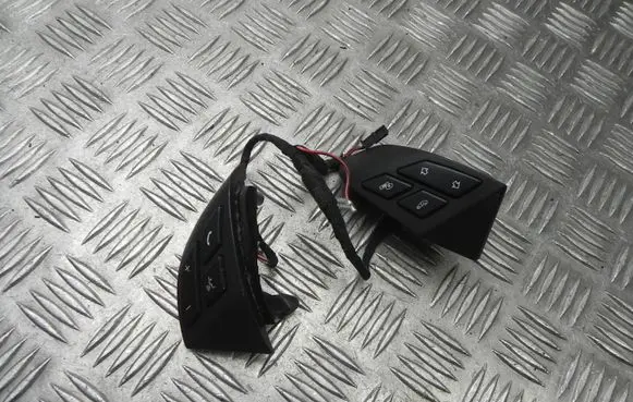 Steering wheel buttons/switches