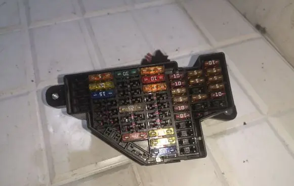 Volkswagen PASSAT B6 Fuse module 34309487 11050703604