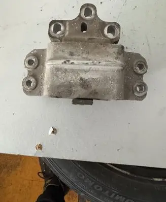 Volkswagen PASSAT B6 Engine mount bracket 3C0199555