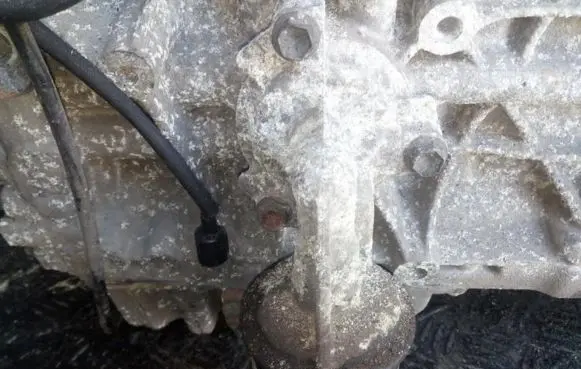 Suzuki Swift I Oil filter mounting bracket