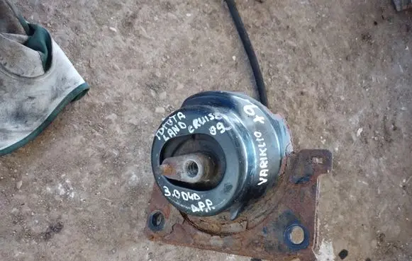 Toyota Land Cruiser (J120) Engine mount bracket
