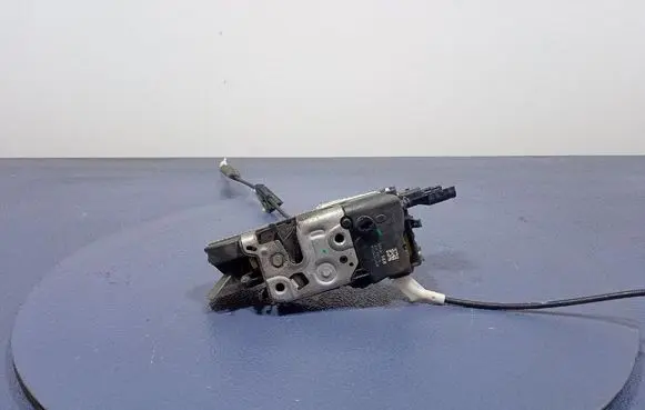 Peugeot 308 Front door lock PSA567148