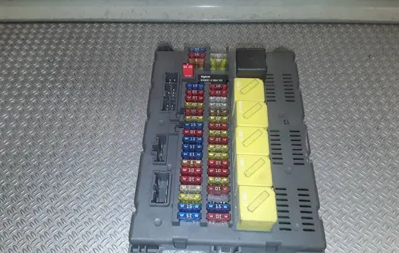 Land Rover Freelander Fuse module YWC000492