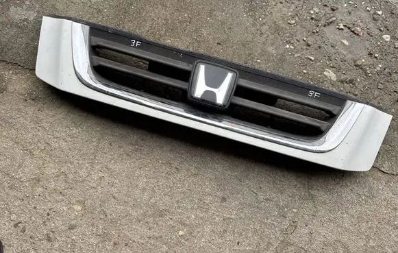 Honda CR-V Front bumper upper radiator grill 751010000