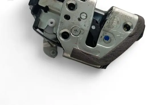 Toyota Auris 150 Front door lock A046693