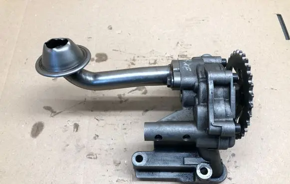 Volkswagen PASSAT B5.5 Oil pump 06A115105