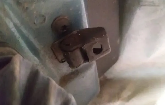 Skoda Octavia Mk2 (1Z) Rear door check strap stopper