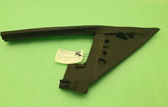 Maserati Levante Rubber seal front door window/glass 670033466