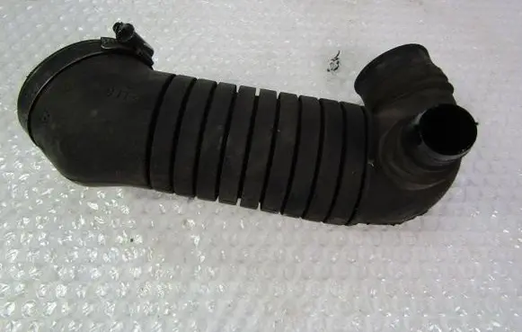 Volkswagen PASSAT B5.5 Air intake hose/pipe 8D0129615