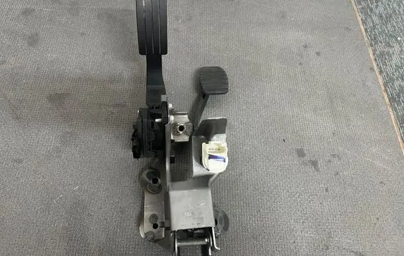 Renault Clio IV Accelerator throttle pedal 6PV00997807 180029347R