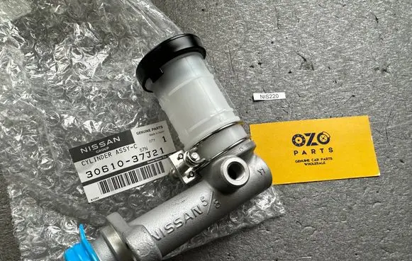 Nissan Patrol Y60 Clutch master cylinder 3061037J20 3061037J21