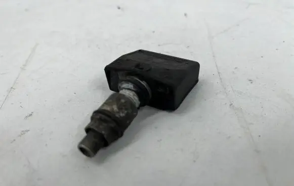 Renault Clio III Tire pressure sensor 8200023746