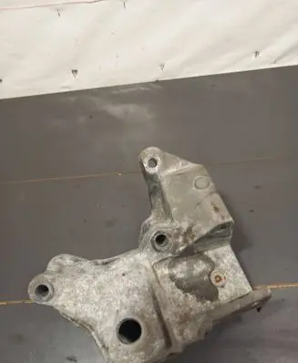 Engine mounting bracket