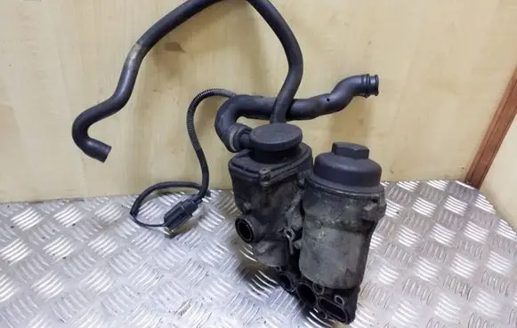 Volvo S80 Oil filter mounting bracket 674027326 30677920