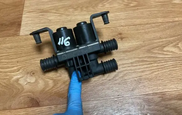 BMW 5 E60 E61 Coolant heater control valve 6931708 1147412181 070926