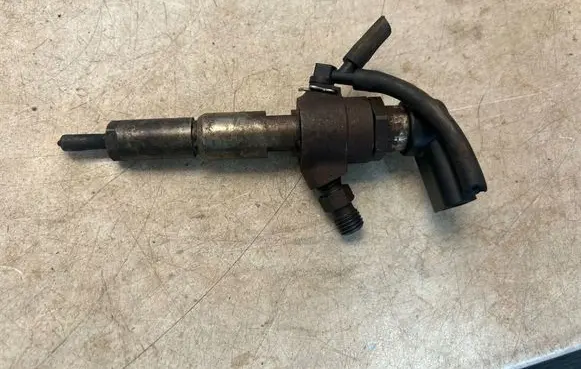Volkswagen Touran II Fuel injector 9663429280
