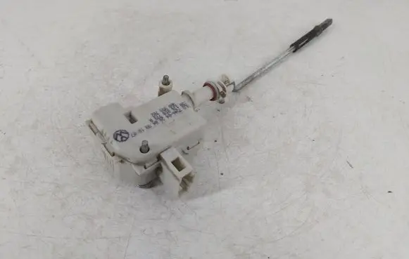 Volkswagen PASSAT B5 Central locking motor 1J6810773A 3B0959782