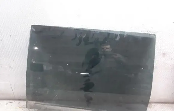 Mazda MPV Sliding door window/glass 