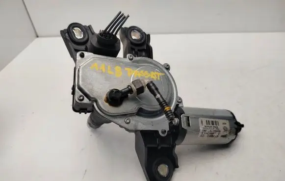 Volkswagen PASSAT B6 Rear window wiper motor 