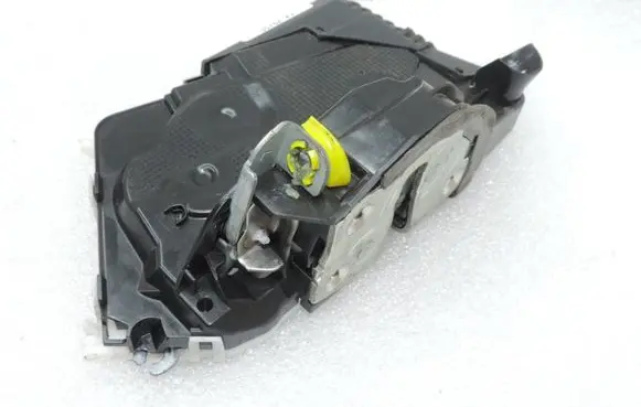 Toyota Yaris Front door lock 690400D520