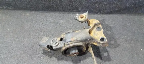 Mazda 323 F Engine mount bracket D8G08