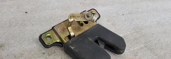 Audi A4 S4 B5 8D Tailgate/trunk/boot lock/catch/latch 8D5827505