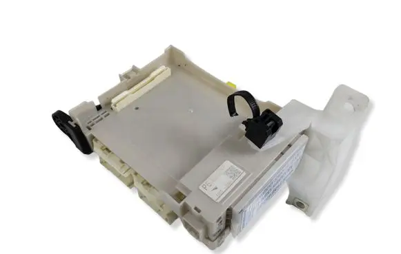 Lexus CT 200H Fuse module 8273076013