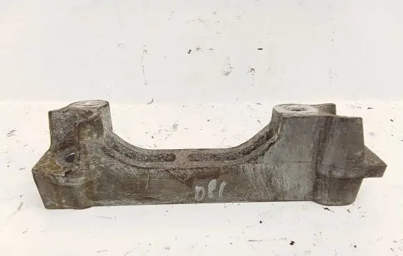 Toyota RAV 4 (XA30) Engine mounting bracket