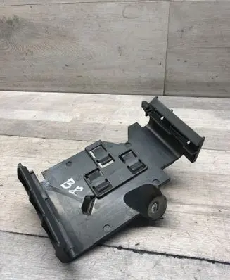 Volkswagen PASSAT B8 Engine control unit holder 5Q0906507 PA66GF15