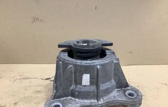 Engine mount bracket