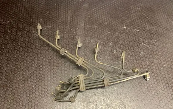 BMW 5 E39 Fuel injector supply line/pipe 