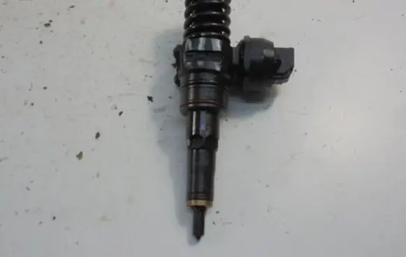 Volkswagen Golf IV Fuel injector 038130073AL