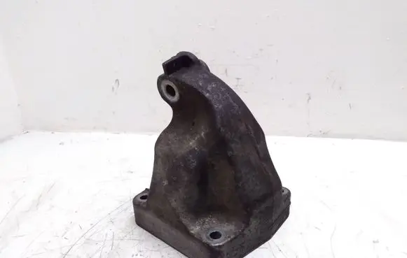 Mercedes-Benz CLS C219 Engine mounting bracket A6422230004