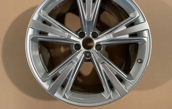 Audi Q8 R21 alloy rim 4M8601025H