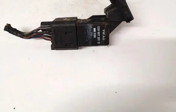 Volkswagen Touran I Glow plug pre-heat relay 0281003038 038907281d