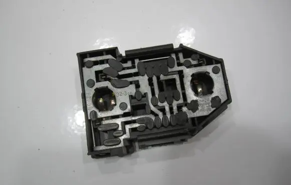 Volkswagen PASSAT B3 Tail light bulb cover holder 333945257