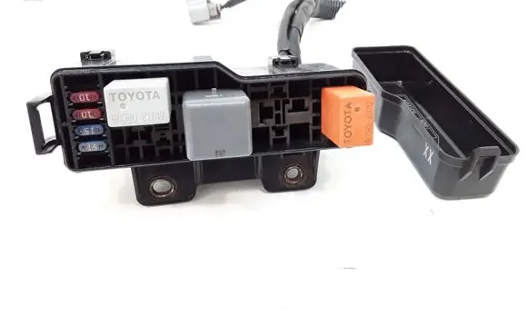 Toyota Corolla Verso AR10 Relay mounting block 