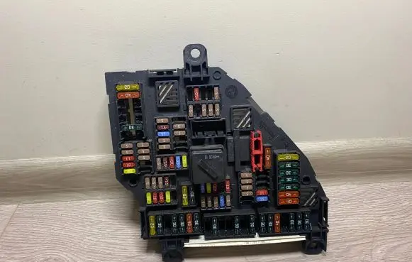 BMW 7 F01 F02 F03 F04 Fuse module 9151322 915132204
