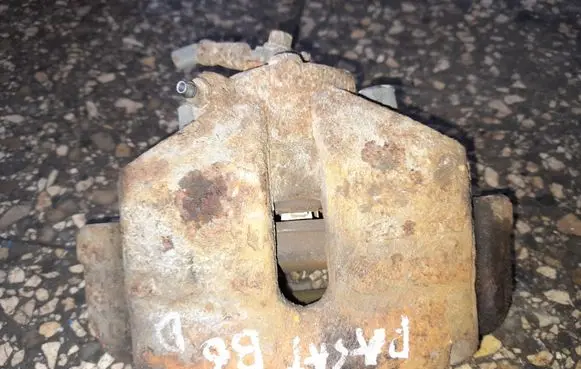 Volkswagen PASSAT B6 Front brake caliper