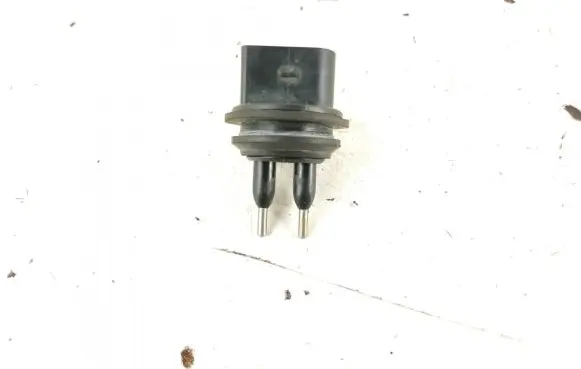 Volkswagen Golf VI Windshield washer fluid level sensor 7M0919376 95VW17K656AA
