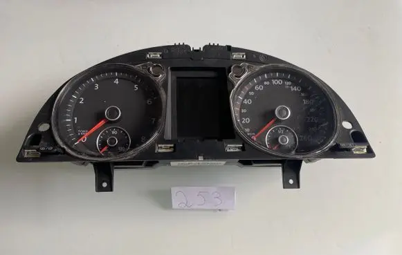 Volkswagen PASSAT B7 Speedometer (instrument cluster) 3AA920870H