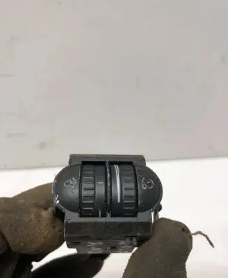 Volkswagen Golf V Headlight level height control switch 8L0971883