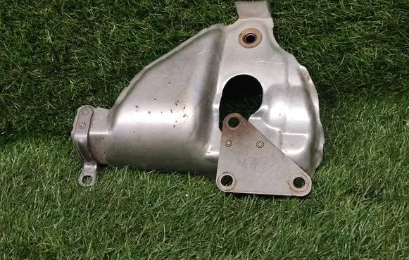 Volkswagen Jetta VI Exhaust heat shield 04E253041G