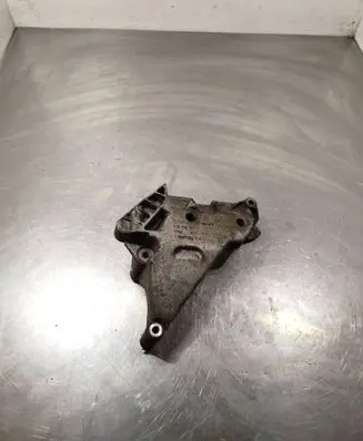 Volkswagen Touran I Engine mounting bracket 03G199207E V150