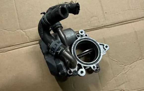 Volkswagen Golf VII Throttle valve 04l128063n