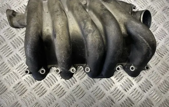 Audi A6 S6 C4 4A Intake manifold 046129713