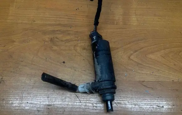 BMW 5 E39 Headlight washer pump 8377613 67128377613